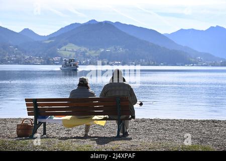 Rottach Egern, Allemagne. 18th avril 2022. Pâques 2022 à Tegernsee. Vue de Bad Wiessee sur le Tegernsee le 18th avril 2022, printemps, soleil, paysage, Montagnes, Alpes, montagnes. Lac, rivage. Retraités, retraite, retraite, banque, personnes, homme et femme, couple, augmentation de la pension . Credit: dpa/Alay Live News Banque D'Images