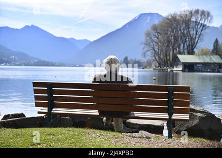 Rottach Egern, Allemagne. 18th avril 2022. Pâques 2022 à Tegernsee. Vue de Bad Wiessee sur le Tegernsee à Wallberg le 18th avril 2022, printemps, soleil, paysage, Montagnes, Alpes, montagnes. Lac, rivage. Retraités, retraite, retraite, banque, personne, augmentation de la pension. vieil homme. Credit: dpa/Alay Live News Banque D'Images