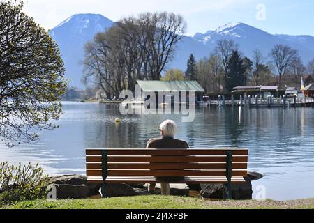 Rottach Egern, Allemagne. 18th avril 2022. Pâques 2022 à Tegernsee. Vue de Bad Wiessee sur le Tegernsee à Wallberg le 18th avril 2022, printemps, soleil, paysage, Montagnes, Alpes, montagnes. Lac, rivage. Retraités, retraite, retraite, banque, personne, augmentation de la pension. vieil homme. Credit: dpa/Alay Live News Banque D'Images