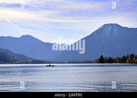 Rottach Egern, Allemagne. 18th avril 2022. Pâques 2022 sur le lac Tegernsee. Vue de Bad Wiessee sur le lac Tegernsee et Rottach Egern avec le Wallberg, un bateau de pêche est sur le lac le 18th avril 2022, printemps, soleil, paysage, Montagnes, Alpes, montagnes. Lac, rivage. Credit: dpa/Alay Live News Banque D'Images