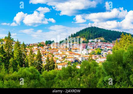 Vue sur Dospat - une ville située tout au sud de la Bulgarie, dans la province de Smolyan, dans les montagnes de Rhodope, près du barrage de Dospat. Banque D'Images