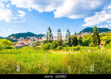 Vue sur Dospat - une ville située tout au sud de la Bulgarie, dans la province de Smolyan, dans les montagnes de Rhodope, près du barrage de Dospat. Banque D'Images