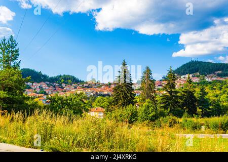 Vue sur Dospat - une ville située tout au sud de la Bulgarie, dans la province de Smolyan, dans les montagnes de Rhodope, près du barrage de Dospat. Banque D'Images