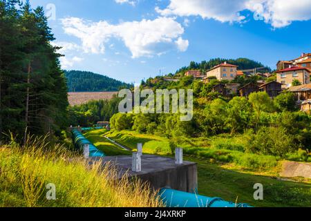 Vue sur Dospat - une ville située tout au sud de la Bulgarie, dans la province de Smolyan, dans les montagnes de Rhodope, près du barrage de Dospat. Banque D'Images