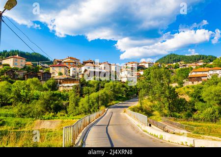 Vue sur Dospat - une ville située tout au sud de la Bulgarie, dans la province de Smolyan, dans les montagnes de Rhodope, près du barrage de Dospat. Banque D'Images