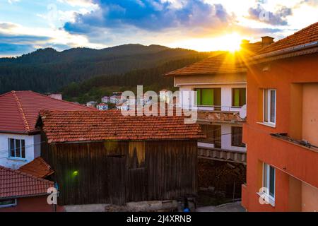 Vue sur Dospat - une ville située tout au sud de la Bulgarie, dans la province de Smolyan, dans les montagnes de Rhodope, près du barrage de Dospat. Banque D'Images