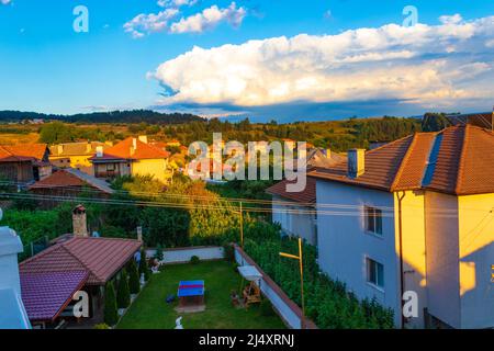 Vue sur Dospat - une ville située tout au sud de la Bulgarie, dans la province de Smolyan, dans les montagnes de Rhodope, près du barrage de Dospat. Banque D'Images