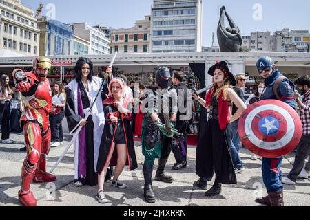 Athènes, Grèce. 16th avril 2022. Les cosplayers habillés comme leurs personnages favoris de bande dessinée représentent une photo lors du Comicdom con Festival, un événement de trois jours de BD organisé par des organisations à but non lucratif. (Photo par Dimitris Aspiotis/Pacific Press) crédit: Pacific Press Media production Corp./Alay Live News Banque D'Images