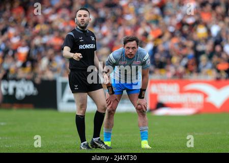 Castleford, Royaume-Uni. 18th avril 2022. Arbitre Liam Moore et James Donaldson (25) de Leeds Rhinos pendant le match à Castleford, Royaume-Uni, le 4/18/2022. (Photo de James Heaton/News Images/Sipa USA) crédit: SIPA USA/Alay Live News Banque D'Images