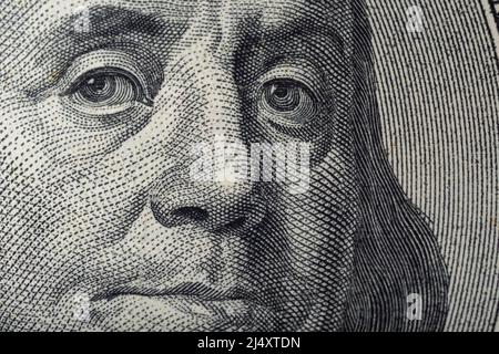 Portrait de Ben Franklin sur le billet de $100 dollars US en macro. Benjamin Franklin sur un billet de banque américain de cent dollars. Banque D'Images