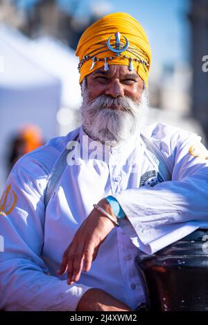 Londres, Royaume-Uni. 16th avril 2022. Un artiste martial de Gatka pose pour une photo au Vaisakhi Festival qui s'est tenu à Trafalgar Square, Londres. Une célébration de la tradition, du patrimoine et de la culture sikh a été célébrée au Vaisakhi Festival qui s'est tenu à Trafalgar Square, Londres. Des démonstrations d'arts martiaux (Gatka), des divertissements et une exposition d'art sikh ont été appréciés par beaucoup en présence. (Photo de Loredana Sangiuliano/SOPA Imag/Sipa USA) crédit: SIPA USA/Alay Live News Banque D'Images