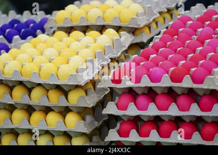 Washington, États-Unis. 18th avril 2022. Les œufs de Pâques teints sont empilés pour être utilisés dans le rouleau d'œufs de Pâques annuel de la Maison Blanche à Washington, DC, le lundi 18 avril 2022. Photo de piscine par Shawn Thew/UPI crédit: UPI/Alay Live News Banque D'Images