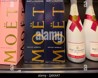 Nuremberg, Allemagne - avril 04 2022 : Moet Champagne au supermarché. Banque D'Images