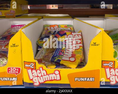 Nuremberg, Allemagne - avril 04 2022: Bonbons dans le supermarché. Lach gummi Nimm2 Banque D'Images