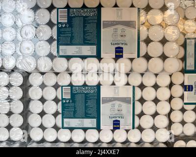 Nuremberg, Allemagne - avril 04 2022 : lampes à thé dans le supermarché. Banque D'Images