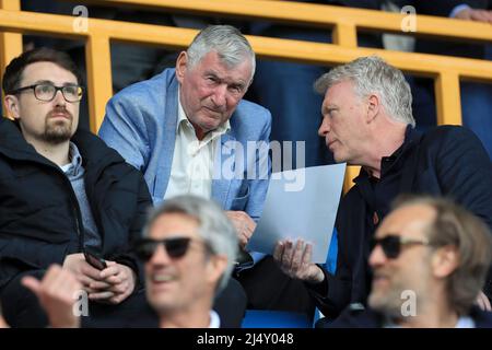 Londres, Royaume-Uni. 18th avril 2022. David Moyes, directeur de West Ham, s'entretient avec David Pleat. À Londres, Royaume-Uni, le 4/18/2022. (Photo de Carlton Myrie/News Images/Sipa USA) crédit: SIPA USA/Alay Live News Banque D'Images