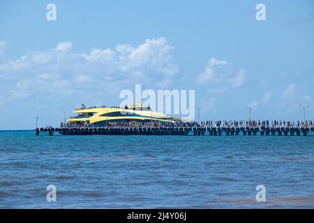 Grand groupe de passagers sur la jetée de Playa del Carmen attendant en file d'attente pour partir sur le ferry pour l'île de Cozumel au Mexique Banque D'Images