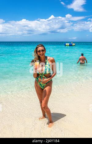 Femme sur la plage de Doctor's Cave Beach, Montego Bay, paroisse St James, Jamaïque, grandes Antilles, Caraïbes Banque D'Images