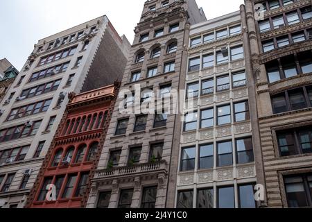 Façades de bâtiments classiques en pierre et en brique sur Broadway, New York Banque D'Images