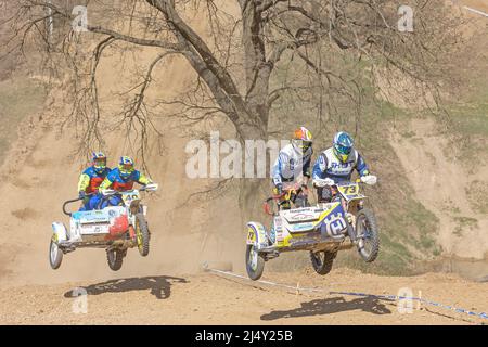 MOHELNICE, RÉPUBLIQUE TCHÈQUE - 16 AVRIL 2022. Deux équipages de moto Sideccross sautent ensemble dans le championnat de la République tchèque de Sidesarcross Banque D'Images