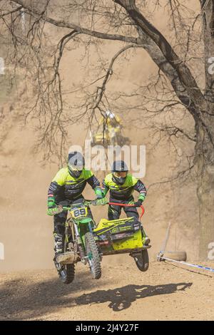 MOHELNICE, RÉPUBLIQUE TCHÈQUE - 16 AVRIL 2022. Les cavaliers sautent à moto. L'équipage suivant est derrière eux dans le championnat 'Sidesarcross de République Tchèque Banque D'Images