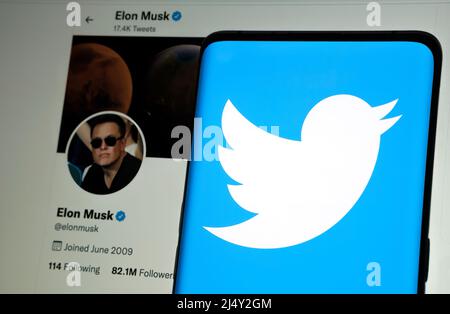 Smartphone avec logo Twitter placé sur la page publique du compte Twitter d'Elon Musk. Concept pour la vente d'entreprise à Elon Musk. Stafford, Royaume-Uni. Banque D'Images