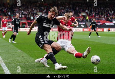 Sander Berge de Sheffield United (à gauche) et Rob Atkinson de Bristol City se battent pour le ballon lors du match du championnat Sky Bet à Ashton Gate, Bristol. Date de la photo: Lundi 18 avril 2022. Banque D'Images