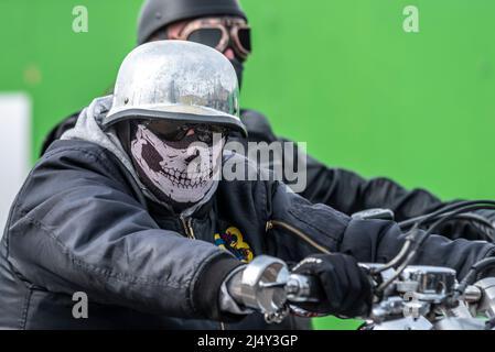 Southend on Sea, Essex, Royaume-Uni. 18th avril 2022. Depuis de nombreuses années, le 'Soutihend Shakedown' est un lundi de Pâques qui se réunit régulièrement sur le front de mer, attirant des milliers de motocyclistes pour leur premier grand tour de l'année, d'où 'Shakedown'. De retour après une pause pour COVID l'événement a apprécié le bon temps du week-end de Pâques. Cavaliers Banque D'Images