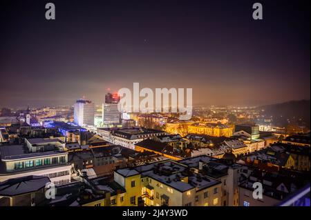 Paysage vue aérienne sur la capitale de la Slovénie, Ljubljana la nuit Banque D'Images