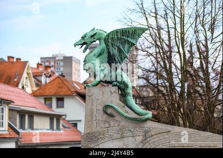 Admirez le célèbre pont du Dragon et la statue du Dragon Zmajski, symbole majeur de Ljubljana, capitale de la Slovénie, en Europe. Banque D'Images