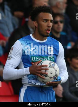 SALFORD, ROYAUME-UNI. AVR 18th Barrow's Remeao Hutton pendant le match Sky Bet League 2 entre Salford City et Barrow à Moor Lane, Salford, le lundi 18th avril 2022. (Crédit : Michael Driver | MI News) crédit : MI News & Sport /Alay Live News Banque D'Images