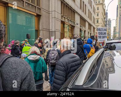 Le démonstrateur détient un panneau devant le bureau du service des recettes internes de Lower Manhattan exigeant d'arrêter la guerre, le 18 avril 2022. Banque D'Images