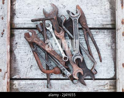 Ensemble d'outils de garage dans une caisse en bois vue du dessus Banque D'Images