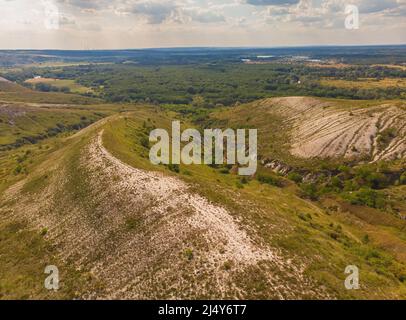 La rivière Severskiy Donets, entourée de rochers de craie, un territoire réservé près de Svyatogorsk, en Ukraine.Photo de drone. Banque D'Images