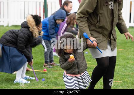 Washington, Vereinigte Staaten. 18th avril 2022. Les enfants participent à la White House Easter Egg Roll 2022 à la Maison Blanche à Washington, DC, le lundi 18 avril 2022. Credit: Chris Kleponis/CNP/dpa/Alay Live News Banque D'Images