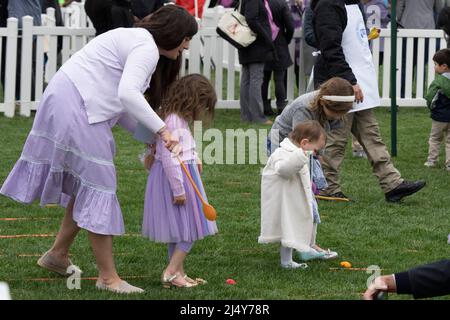 Washington, Vereinigte Staaten. 18th avril 2022. Les enfants participent à la White House Easter Egg Roll 2022 à la Maison Blanche à Washington, DC, le lundi 18 avril 2022. Credit: Chris Kleponis/CNP/dpa/Alay Live News Banque D'Images