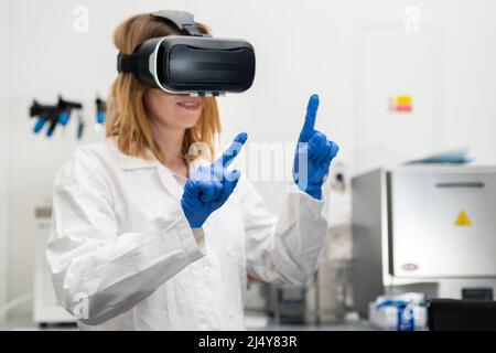 Scientifique en VR googles, blouse de laboratoire et gants en caoutchouc gère l'interface virtuelle. Technologie numérique jeu et divertissement NFT Banque D'Images