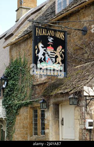 Falkland Arms Inn Sign Great TEW Oxfordshire format portrait Banque D'Images