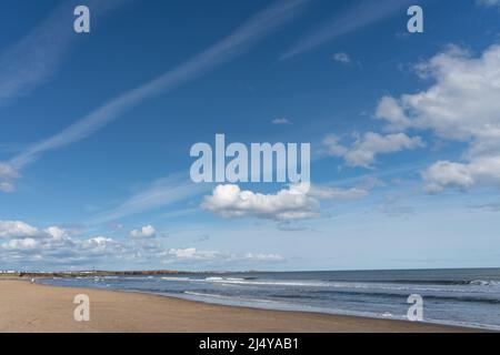 Vue sur la mer avec le ciel bleu à Cambome Beach, Blyth, Northumberland, Royaume-Uni. Banque D'Images