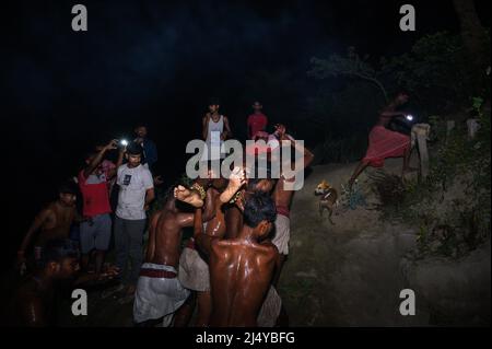 Le rituel 'Hajrha Bhasan' fait partie du festival rural du Bengale Gajan où à minuit (1:27 AM) Un moine dévoué essayerait de s'échapper en sautant à la rivière Jalangi sans sécurité selon le rituel et le reste des moines le attraperaient et le prendraient le long des rives de la rivière et de courir directement à sa destination dans la fraction de seconde. Tehatta, Bengale-Occidental, Inde. Banque D'Images