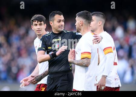 Naples, Italie. 18th avril 2022. L'arbitre Marco Di Bello s'entretient avec Lorenzo Pellegrini d'AS Roma lors de la série Un match entre Naples et Roma au Stadio Diego Armando Maradona, Naples, Italie, le 18 avril 2022. Credit: Giuseppe Maffia/Alay Live News Banque D'Images