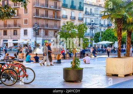 Touristes près de la Fontaine de Turia sur la place de la Vierge. La sculpture représente Neptune. La fontaine est également connue sous le nom de Fuente del Tribunal de Aguas. JE Banque D'Images