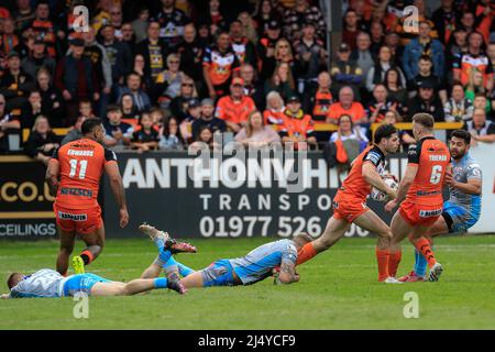 Castleford, Royaume-Uni. 18th avril 2022. Jake Mamo (4), de Castleford Tigers, s'éloigne de deux défis à Castleford, au Royaume-Uni, le 4/18/2022. (Photo de James Heaton/News Images/Sipa USA) crédit: SIPA USA/Alay Live News Banque D'Images