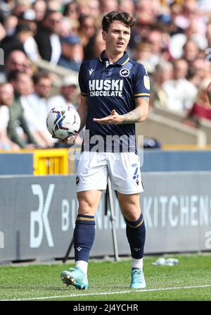 DaN McNamara de Millwall en action pendant le match du championnat Sky Bet à la Den, Londres. Date de la photo: Lundi 18 avril 2022. Banque D'Images