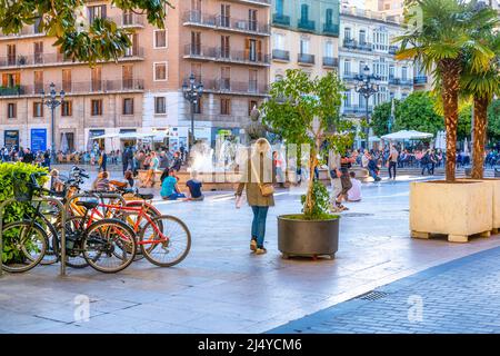 Touristes près de la Fontaine de Turia sur la place de la Vierge. La sculpture représente Neptune. La fontaine est également connue sous le nom de Fuente del Tribunal de Aguas. JE Banque D'Images