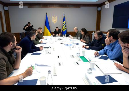 Le président de l'Ukraine, Volodymyr Zelenskyy, a tenu une réunion pour discuter du plan de reconstruction et de développement du pays après la guerre. Ont participé à l'événement le chef de cabinet du Président Andriy Yermak, le Premier Ministre Denys Shmyhal, les chefs adjoints du Bureau du Président, les membres du Gouvernement, la direction de la majorité parlementaire et les commissions compétentes de la Verkhovna Rada d'Ukraine. PHOTO: Bureau présidentiel de l'Ukraine Banque D'Images