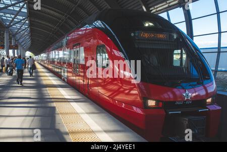 14 août 2018, Moscou, Russie. Passagers sur une plate-forme couverte attendant le train Aeroexpress à l'aéroport international Domodedovo. Banque D'Images