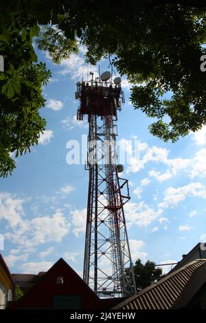 Cracovie. Cracovie. Pologne. Tour de télécommunication avec téléphones cellulaires et autres antennes. Banque D'Images