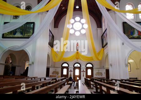 11 avril 2016, Minsk, Bélarus. Paroissiens à l'église de Saint Siméon et Sainte-Hélène à Minsk. Banque D'Images