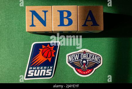 18 avril 2022, New York, États-Unis. Emblèmes des séries éliminatoires de Phoenix Suns et de la New Orleans Pelicans National Basketball Association. Banque D'Images